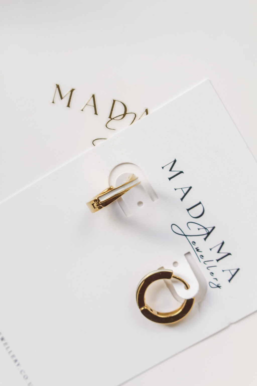 HUGIES | White detailed Hoops