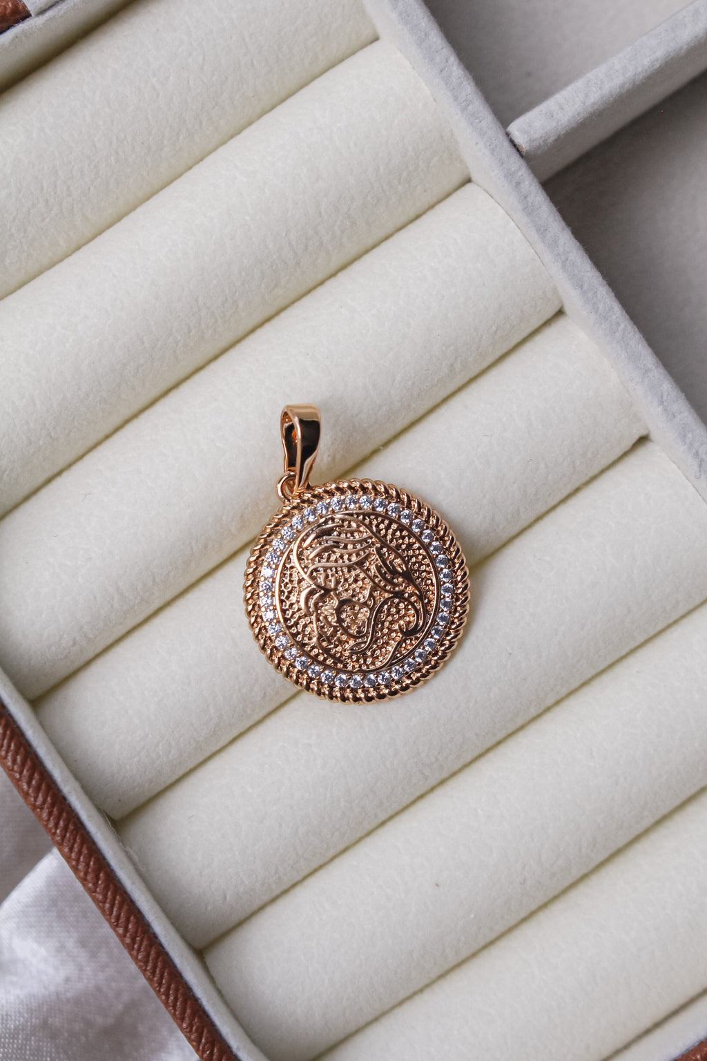 FEELINGS | Medallion Pendant