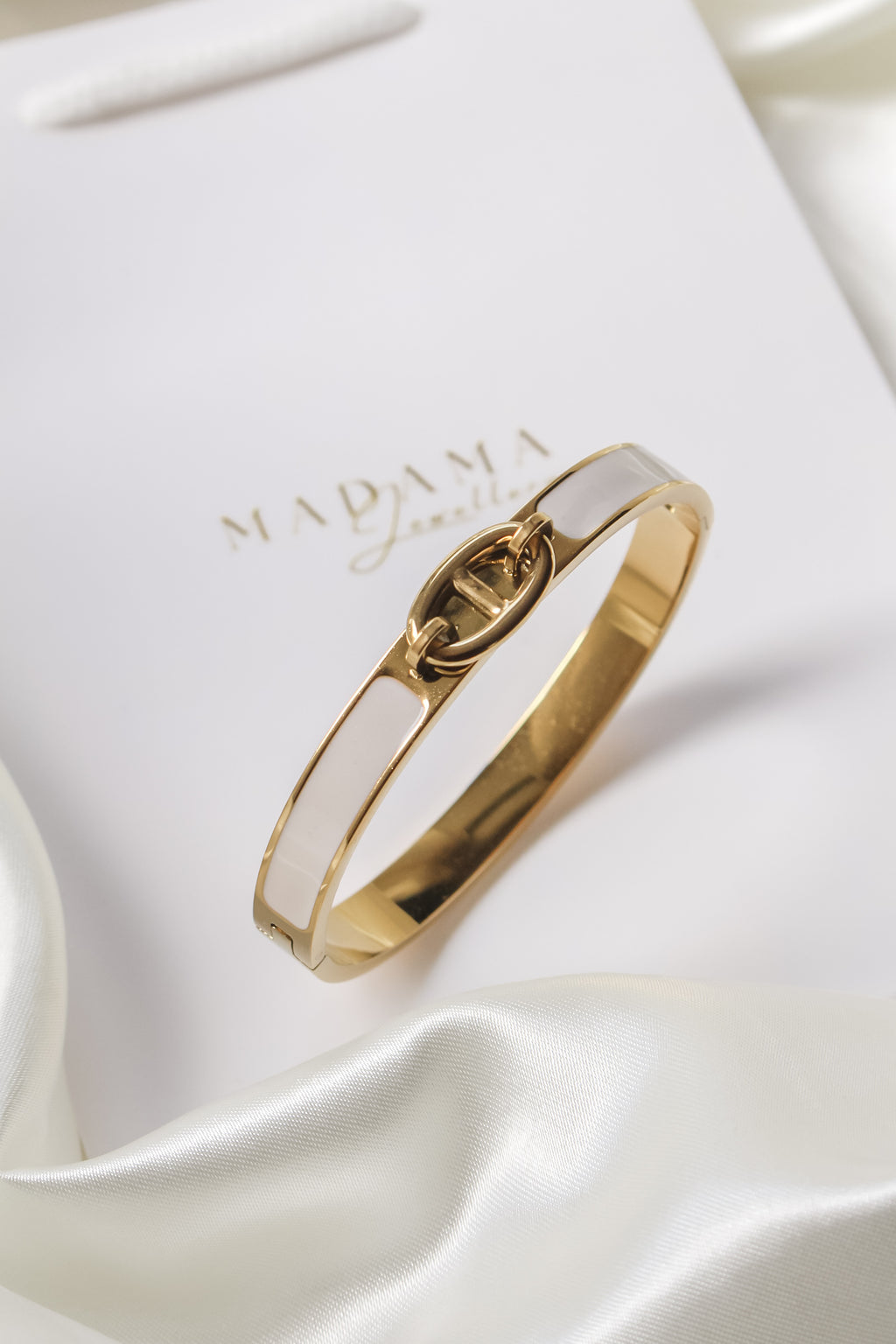 LUKNE | White detail Bangle