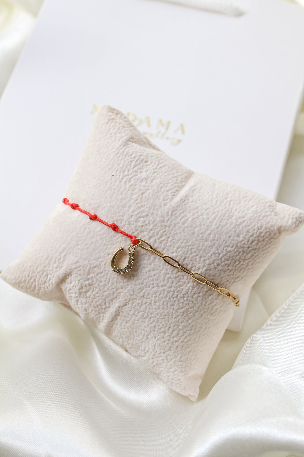 HORSE SHOE | Red Thread Bracelet