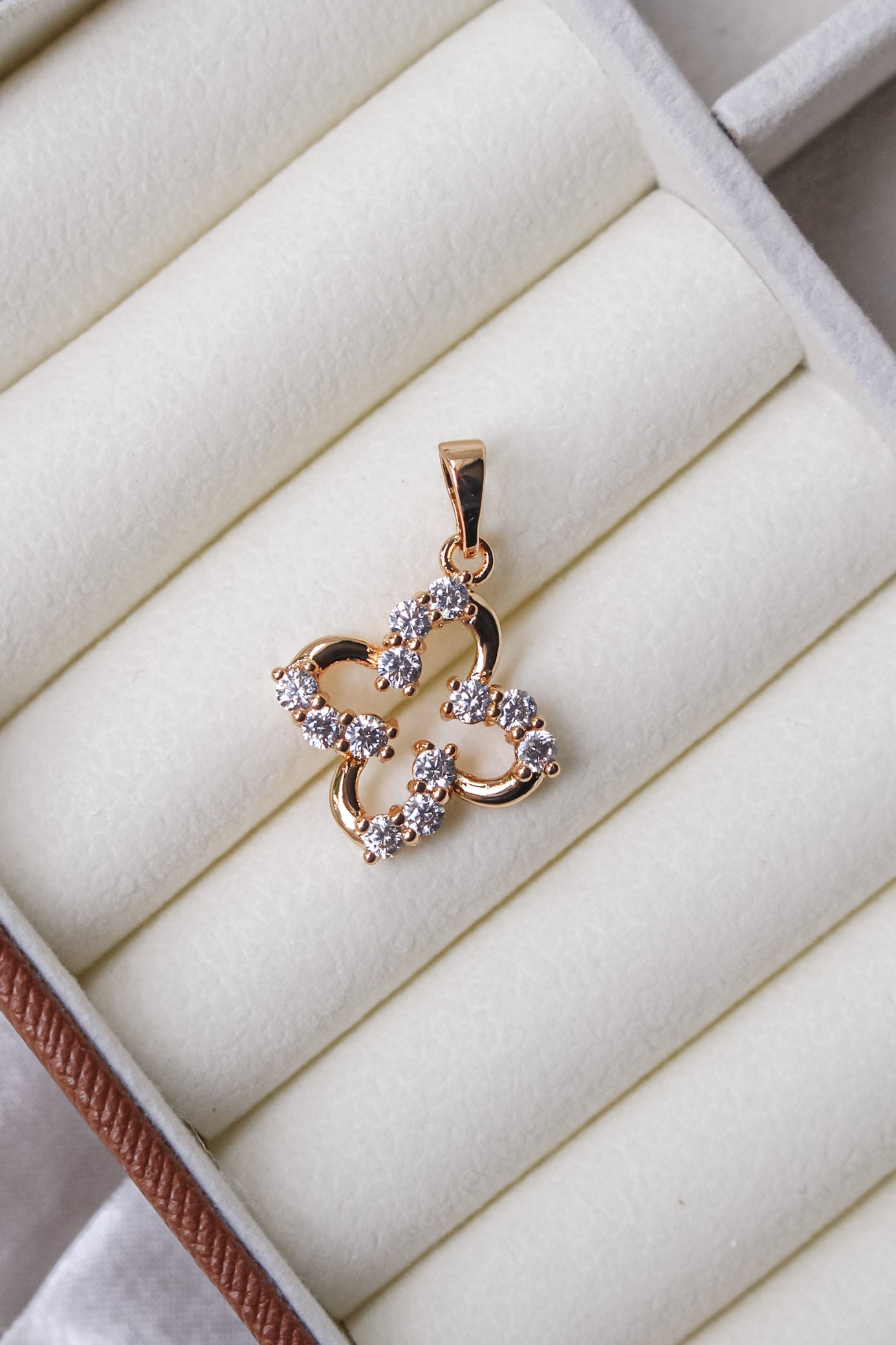 CLOVER | 18k Gold plated pendant