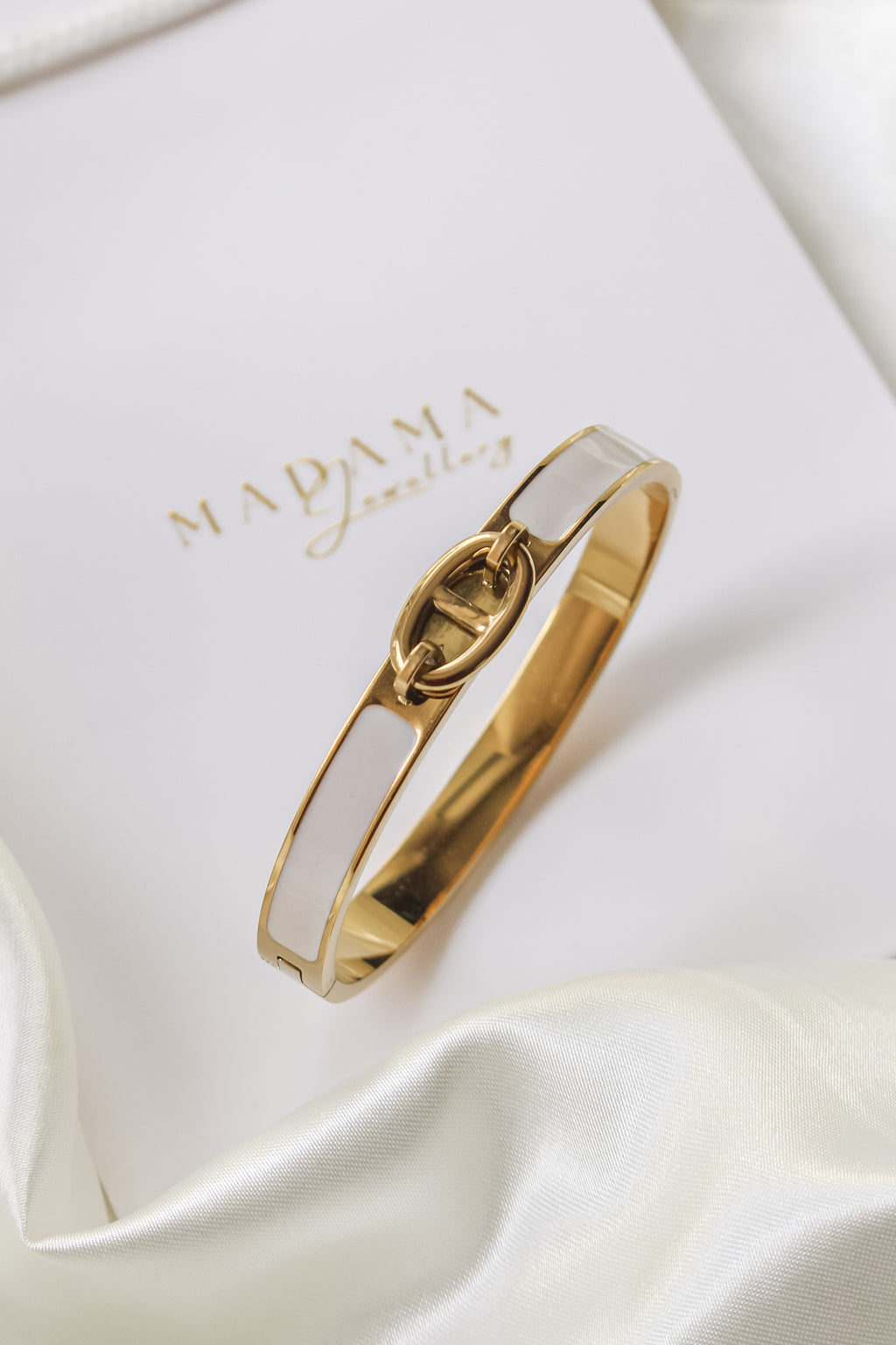 LUKNE | White detail Bangle