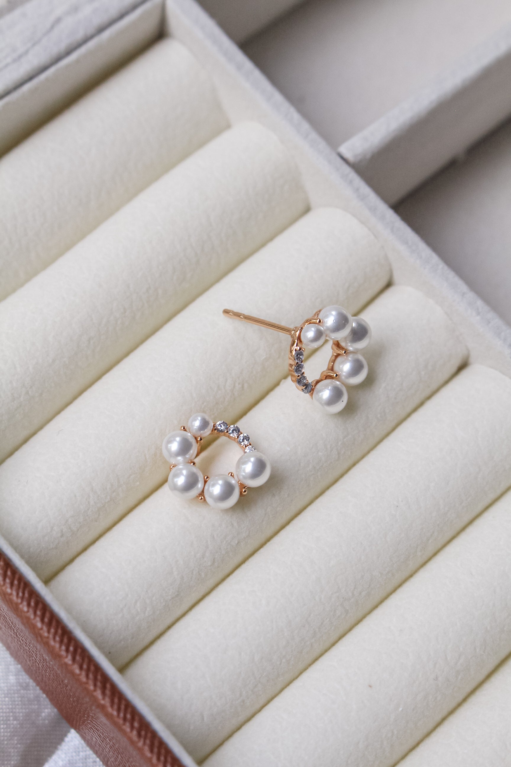 PERLITA | Stud earrings